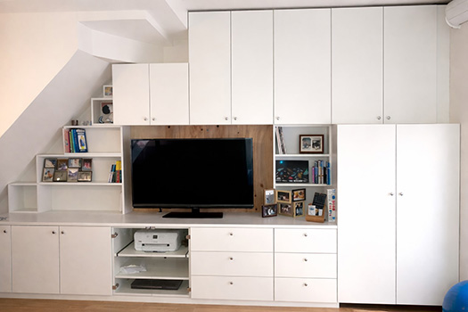 階段下 壁面収納付きテレビ